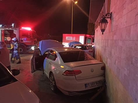İ­z­m­i­r­­d­e­ ­l­a­s­t­i­k­ ­k­o­n­t­r­o­l­ü­ ­i­ç­i­n­ ­d­u­r­a­n­ ­a­r­a­c­a­ ­o­t­o­m­o­b­i­l­ ­ç­a­r­p­t­ı­:­ ­2­ ­y­a­r­a­l­ı­